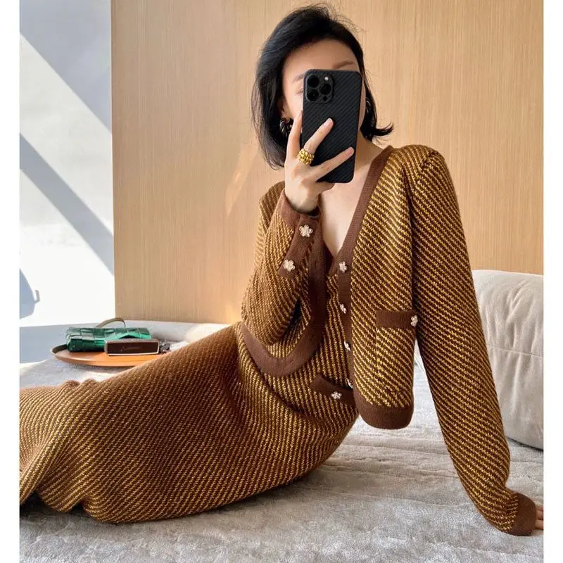 Woman V-Neck High Waist Sweater and Knit Sleeveless Suspenders Vest Dresses Female Sets Women New Fashion Suits Outfits G674
Woman V-Neck High Waist Sweater and Knit Sleeveless Suspenders Vest Dresses Female Sets Women New Fashion Suits Outfits G674