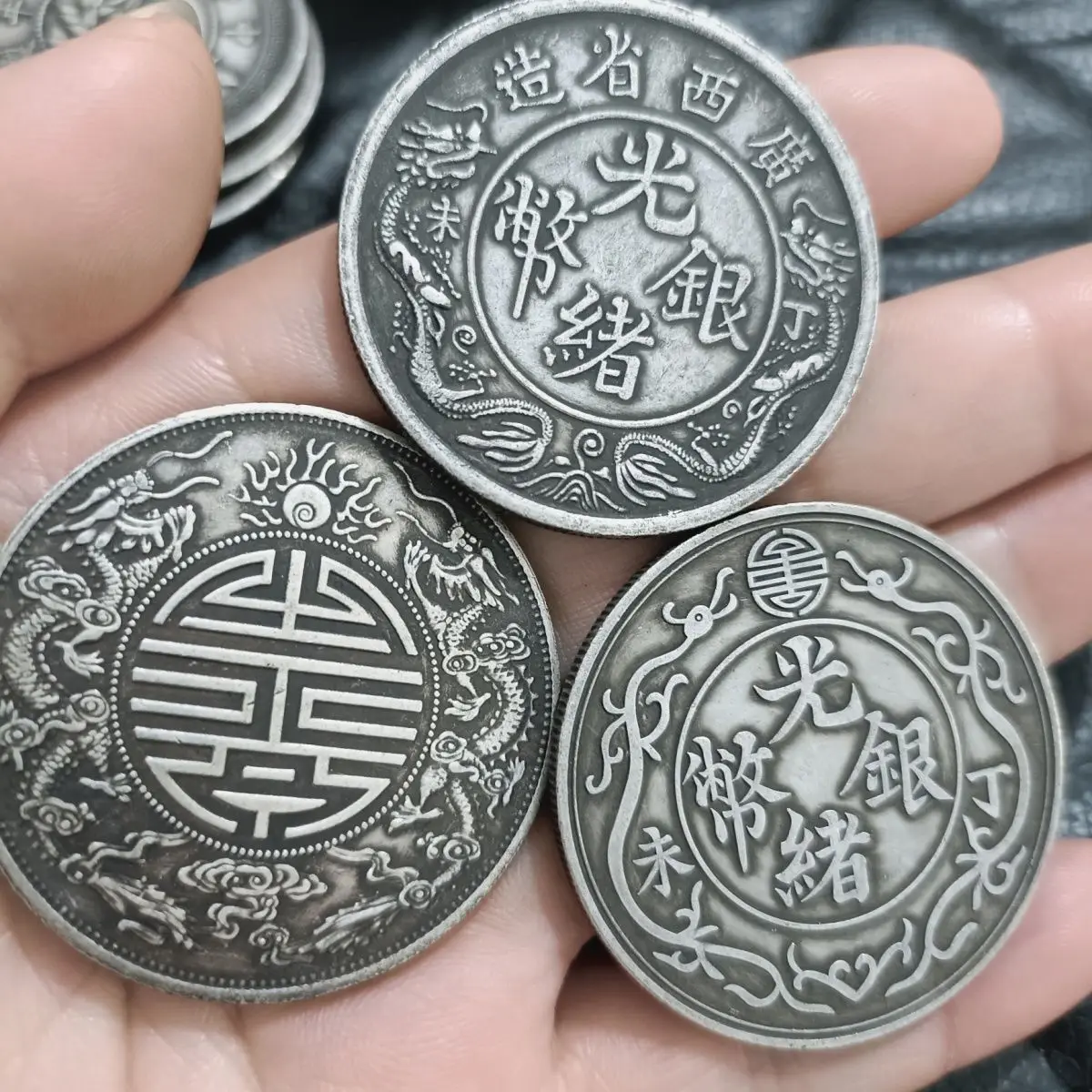 Rare Guangxu Shuanglong One or Two Longyang Guangdong Silver Coin Guangxi Dingwei Silver Dollar Wrapped Pulp Turned Over to Cele
Rare Guangxu Shuanglong One or Two Longyang Guangdong Silver Coin Guangxi Dingwei Silver Dollar Wrapped Pulp Turned Over to Cele