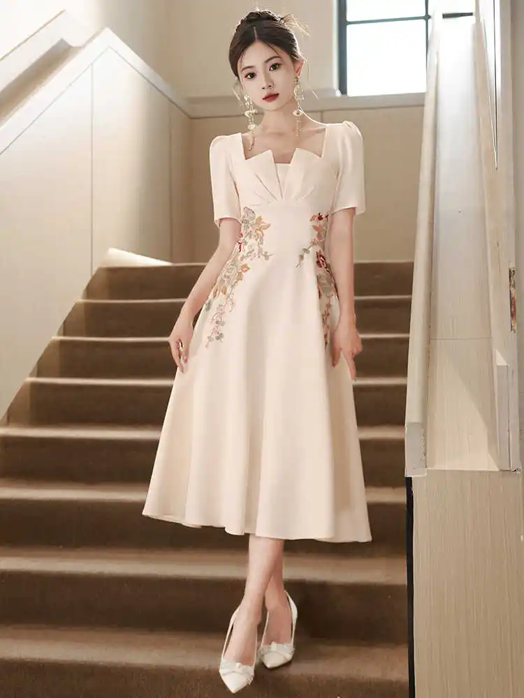 Champagne Formal Evening Dress Elegant Flowers Embroidery Slim Mid-Length A-Line Banquet Dress Banquet Party Gowns
Champagne Formal Evening Dress Elegant Flowers Embroidery Slim Mid-Length A-Line Banquet Dress Banquet Party Gowns