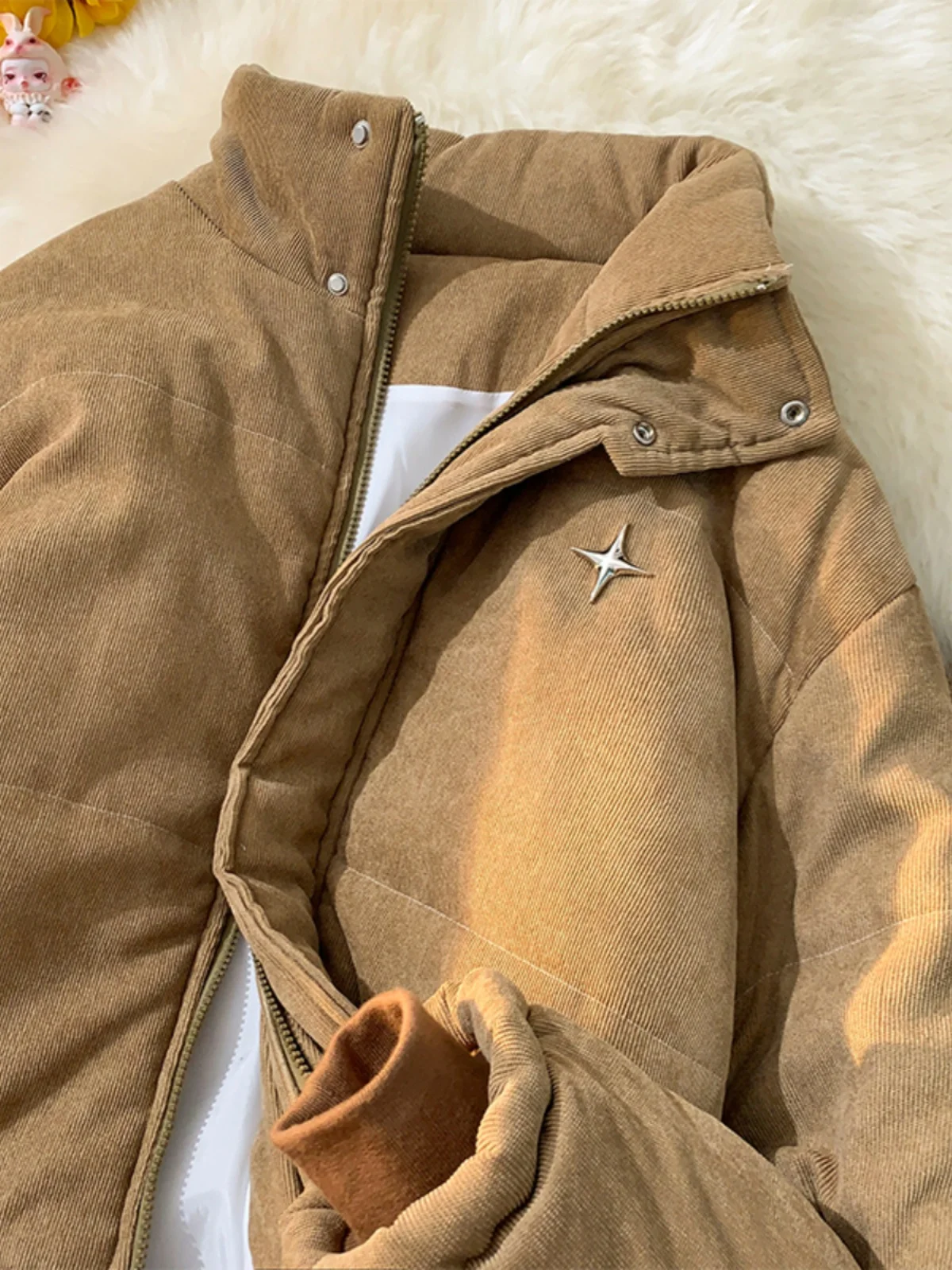 Ретро-американская утепленная зимняя куртка из вельвета для мужчин, хлопковое пальто с воротником-стойкой, парный комплект, утепленное хлопковое пальто Roora
Ретро-американская утепленная зимняя куртка из вельвета для мужчин, хлопковое пальто с воротником-стойкой, парный комплект, утепленное хлопковое пальто Roora