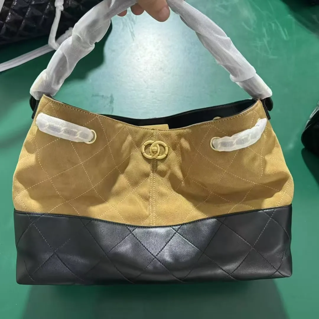 Высококачественная замшевая лоскутная сумка ручной работы, пригородная большая сумка-хобо, молодежная повседневная сумка Lo Bule с застежкой, чистая цветная кожа
Высококачественная замшевая лоскутная сумка ручной работы, пригородная большая сумка-хобо, молодежная повседневная сумка Lo Bule с застежкой, чистая цветная кожа