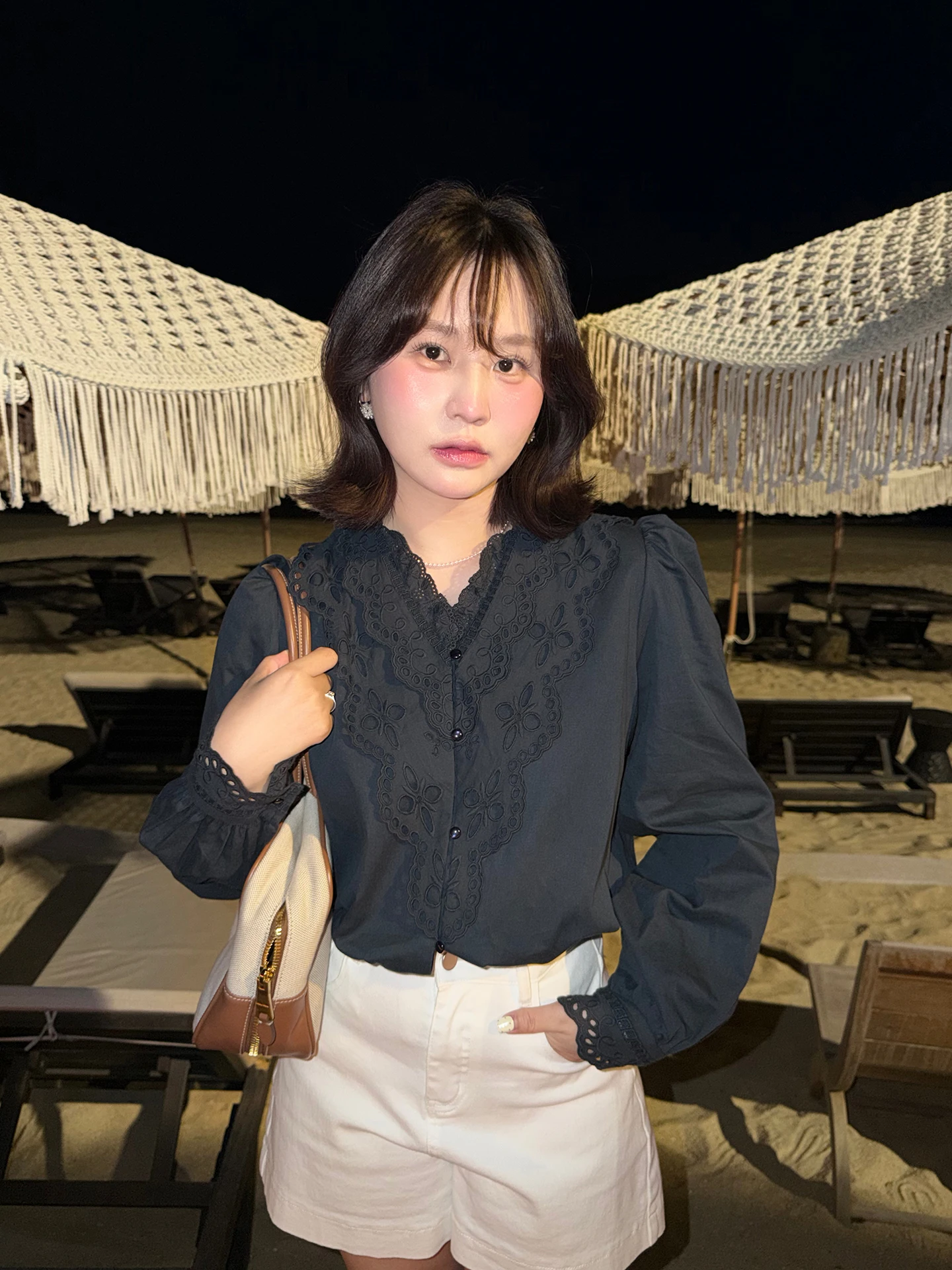 Retro Lace Long Sve Women's irt Hollow out Floral Trim V Ne Button up Cotton Spring Faion Casual Loose Fit irt
Retro Lace Long Sve Women's irt Hollow out Floral Trim V Ne Button up Cotton Spring Faion Casual Loose Fit irt