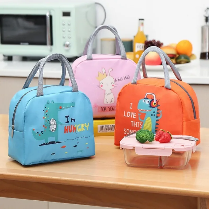 Милая и забавная ручная изолированная сумка для обеда с героями мультфильмов ярких цветов, изолированная студенческая сумка для завтрака с удобной переноской
Милая и забавная ручная изолированная сумка для обеда с героями мультфильмов ярких цветов, изолированная студенческая сумка для завтрака с удобной переноской