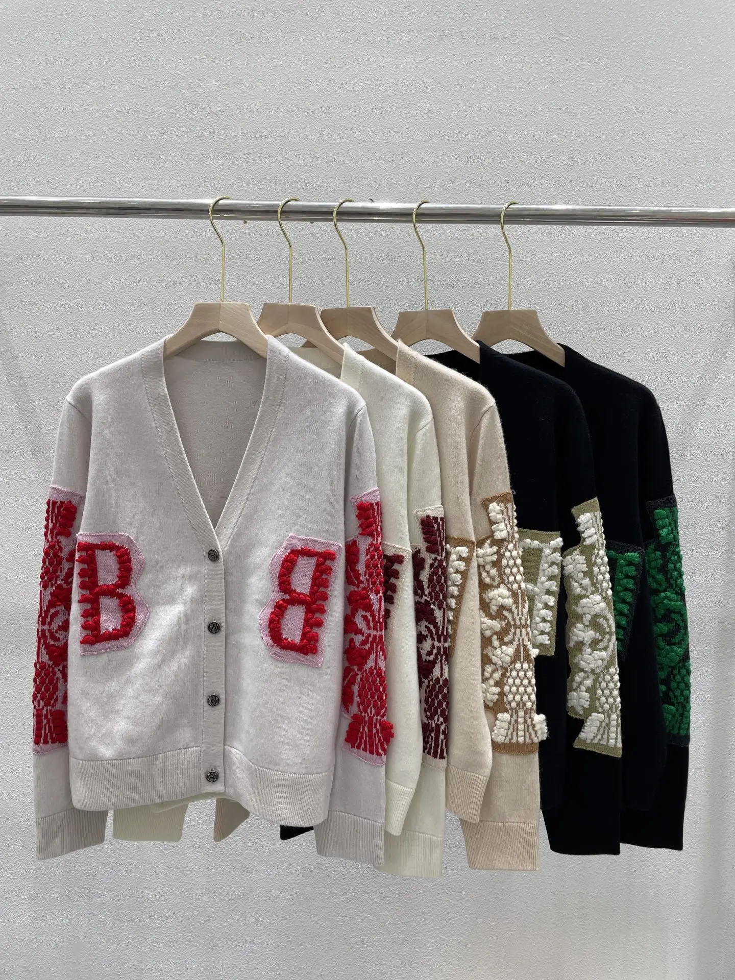 2025 new V-neck embroidered contrast-colored letter style elegant commuting long-sleeved cardigan sweater
2025 new V-neck embroidered contrast-colored letter style elegant commuting long-sleeved cardigan sweater
