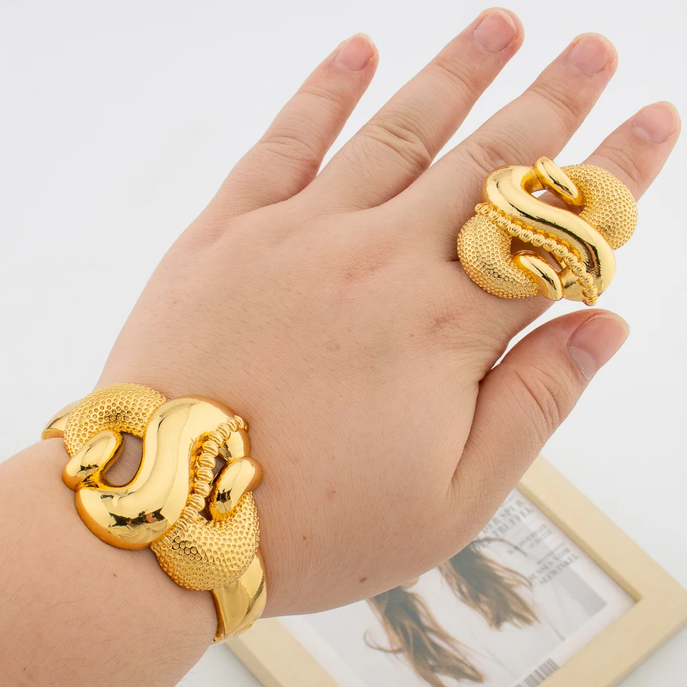 Trend Bangle with Ring Set for Party 18k Gold Color New Design Hand Bracelet Cocktail Ring Weddings Bride Set Ladies Jewellery
Trend Bangle with Ring Set for Party 18k Gold Color New Design Hand Bracelet Cocktail Ring Weddings Bride Set Ladies Jewellery