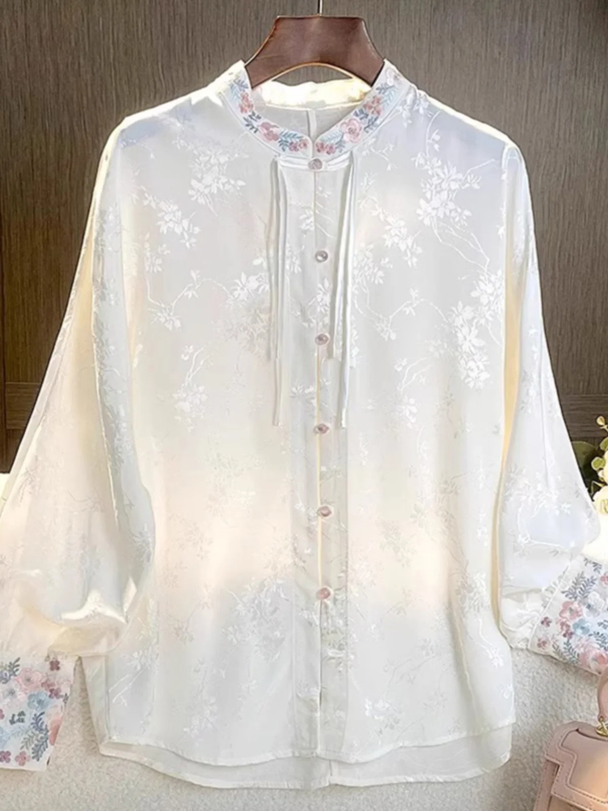 Ele белый вышитый китайский Sle irt женский весенне-осенний элитный костюм Тан с воротником в стиле дзен, топ Hanfu
Ele белый вышитый китайский Sle irt женский весенне-осенний элитный костюм Тан с воротником в стиле дзен, топ Hanfu