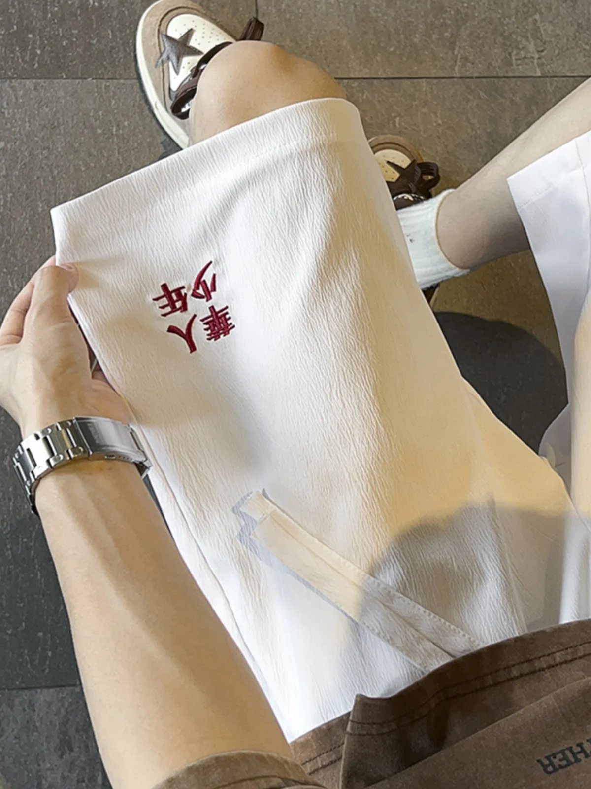 Мужские летние тонкие шорты из ледяного шелка свободного кроя, пляжные, с вышивкой, повседневные, модные, для подростков, на каждый день
Мужские летние тонкие шорты из ледяного шелка свободного кроя, пляжные, с вышивкой, повседневные, модные, для подростков, на каждый день