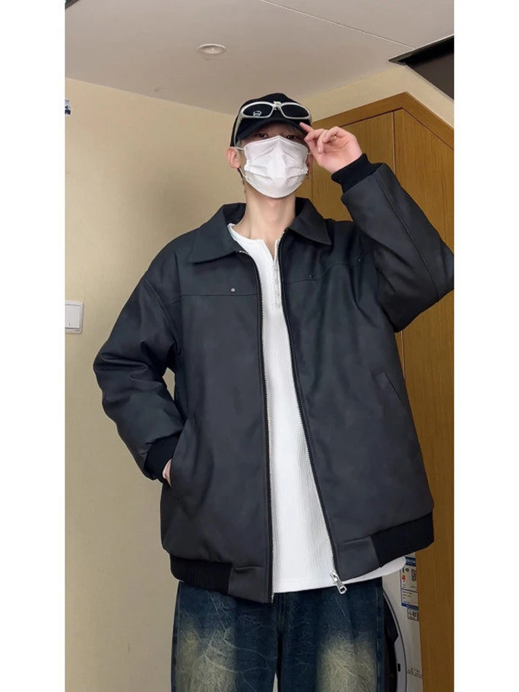 Мужская кожаная куртка Cleanfit American Style: утепленная хлопковая теплая зимняя куртка с отложным воротником, свободного кроя, для работы и повседневной носки
Мужская кожаная куртка Cleanfit American Style: утепленная хлопковая теплая зимняя куртка с отложным воротником, свободного кроя, для работы и повседневной носки