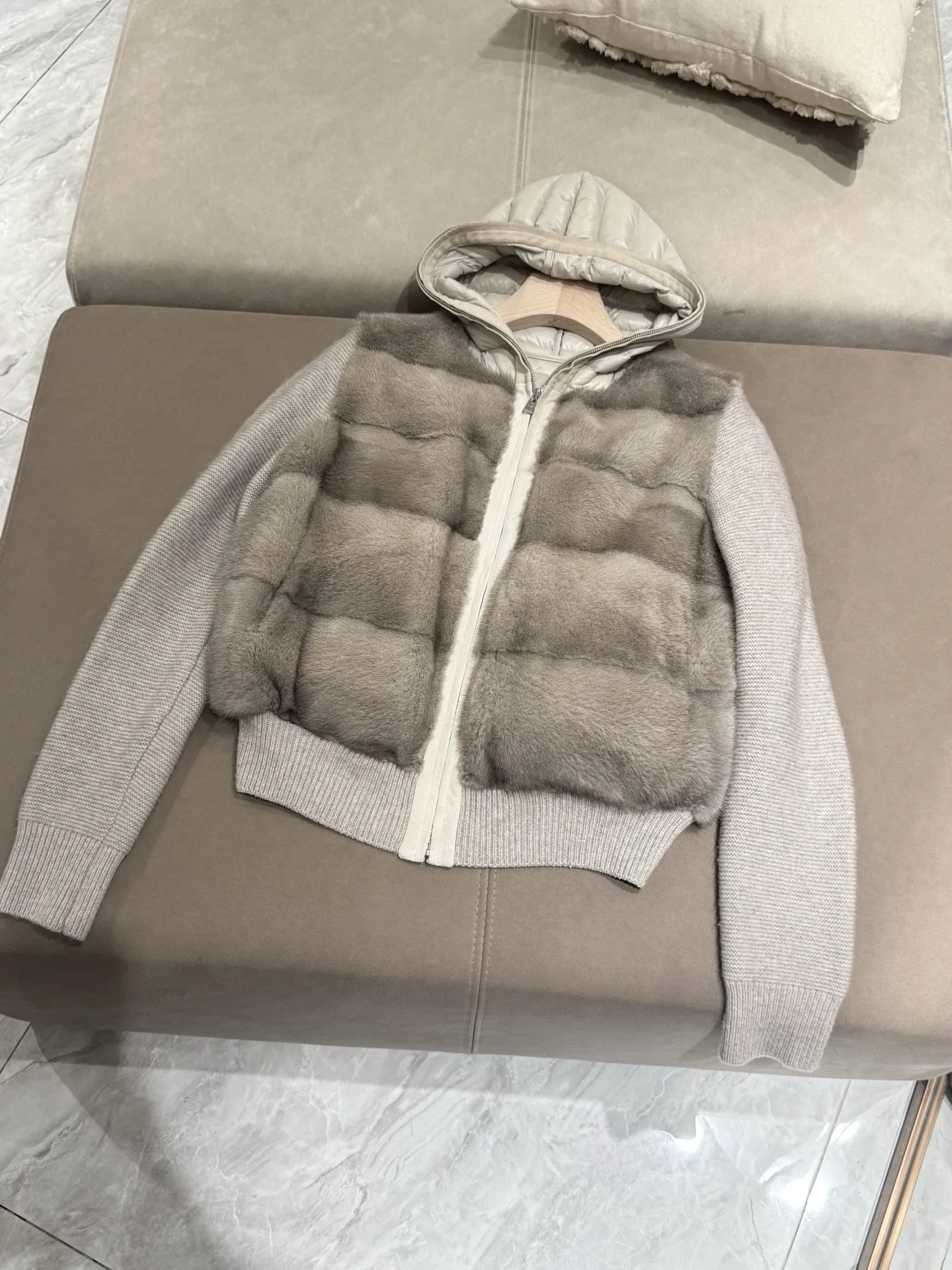 New Ladies High Quality Imported Mink Hair Spell Knitted Sleeve Hooded Goose Down Dress Fashion Coat
New Ladies High Quality Imported Mink Hair Spell Knitted Sleeve Hooded Goose Down Dress Fashion Coat