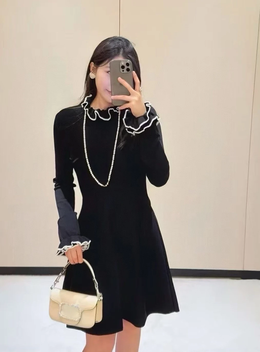 2025 New Autumn Elegant Women Black Knitted Dress Long Sleeve Fashion Patchwork Romantic Ruffles Dress
2025 New Autumn Elegant Women Black Knitted Dress Long Sleeve Fashion Patchwork Romantic Ruffles Dress