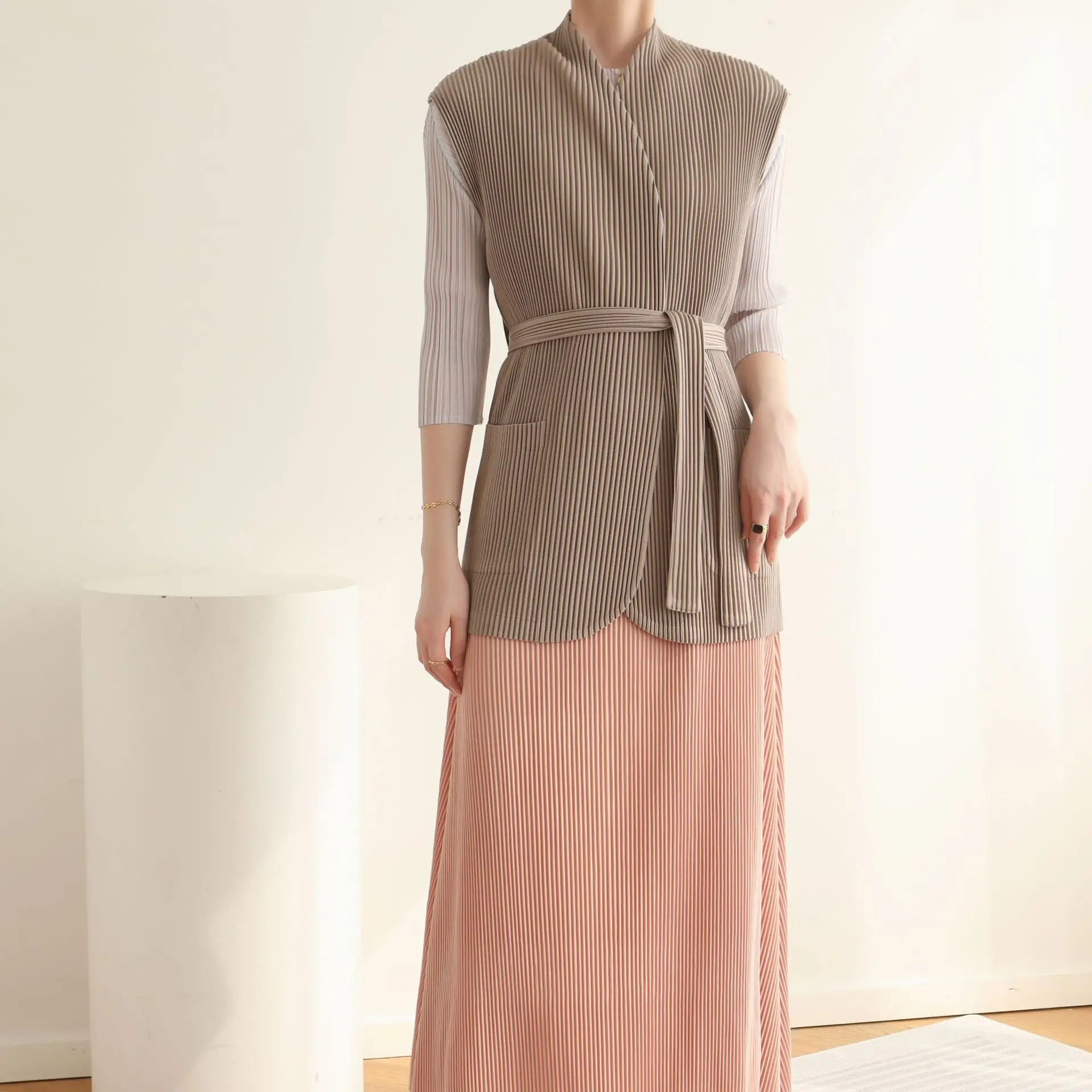 Miyake Solid Color Jacket 2025 Spring and Summer New High-end Pleated French Loose Temperament Casual Sleeveless Tie Jacket
Miyake Solid Color Jacket 2025 Spring and Summer New High-end Pleated French Loose Temperament Casual Sleeveless Tie Jacket