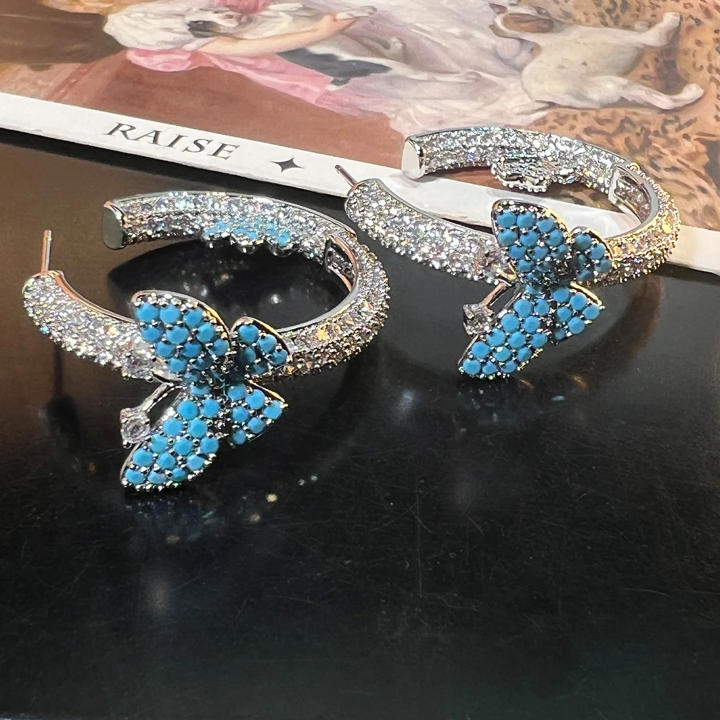 Light Luxury Blue Turquoise Butterfly Hoop Earrings Heavy Industry Full Zirconia Color Retaining Plated Fashion Luxury Jewelry G
Light Luxury Blue Turquoise Butterfly Hoop Earrings Heavy Industry Full Zirconia Color Retaining Plated Fashion Luxury Jewelry G