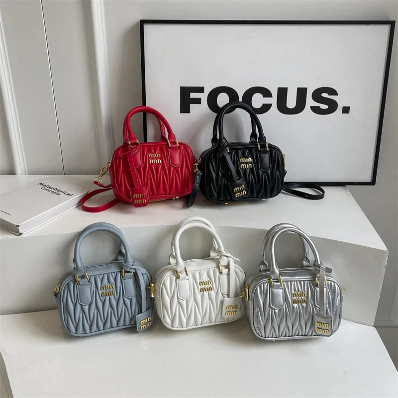Chic Minimalist Casual Diaper Bag Large Capacity Designer Leather Crossbody Handbag For Women Elegant Fashionable Messenger
Chic Minimalist Casual Diaper Bag Large Capacity Designer Leather Crossbody Handbag For Women Elegant Fashionable Messenger