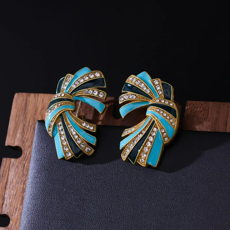 Изысканные эмалевые серьги-гвоздики с креативным дизайном, инкрустированные стразами, в форме цветного банта, модные
Изысканные эмалевые серьги-гвоздики с креативным дизайном, инкрустированные стразами, в форме цветного банта, модные