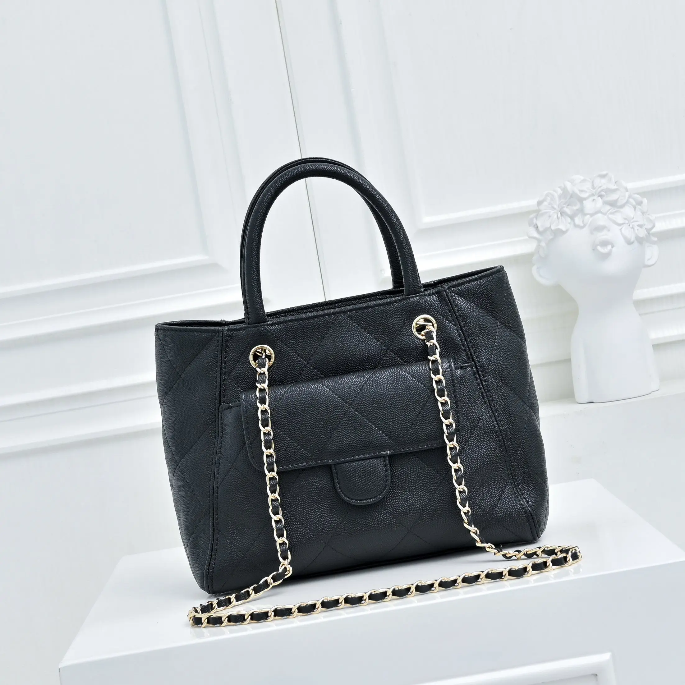 Early Spring Leather Handbag with Tote Design, Diamond Pattern Chain, Luxurious Shoulder Bag for Women, Fashion Brand, Cross
Early Spring Leather Handbag with Tote Design, Diamond Pattern Chain, Luxurious Shoulder Bag for Women, Fashion Brand, Cross