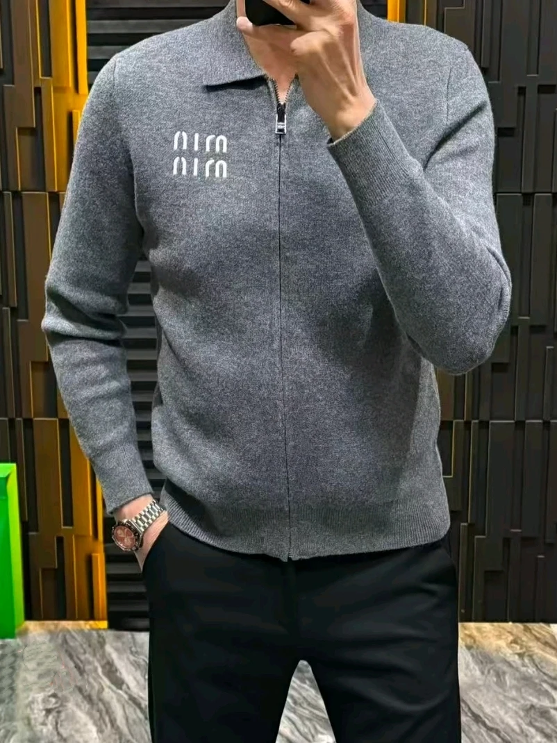 Высококачественный мужской вязаный кардиган с отложным воротником, повседневная верхняя одежда, модный осенне-зимний новый тренд
Высококачественный мужской вязаный кардиган с отложным воротником, повседневная верхняя одежда, модный осенне-зимний новый тренд