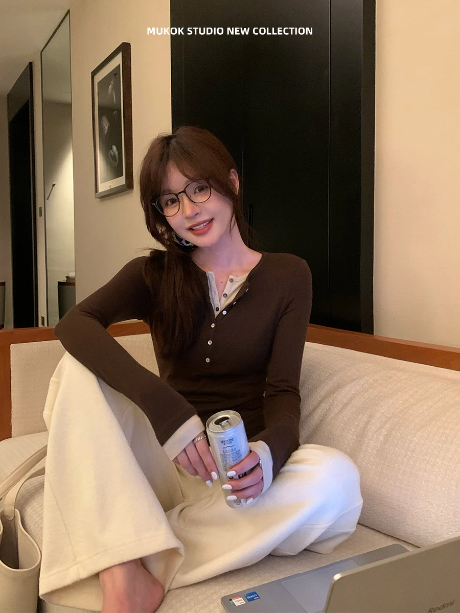 Женская футболка MUKOK Classic Henry Collar Slim Fit Long Sleeve Base, повседневная, осенняя, однотонная
Женская футболка MUKOK Classic Henry Collar Slim Fit Long Sleeve Base, повседневная, осенняя, однотонная