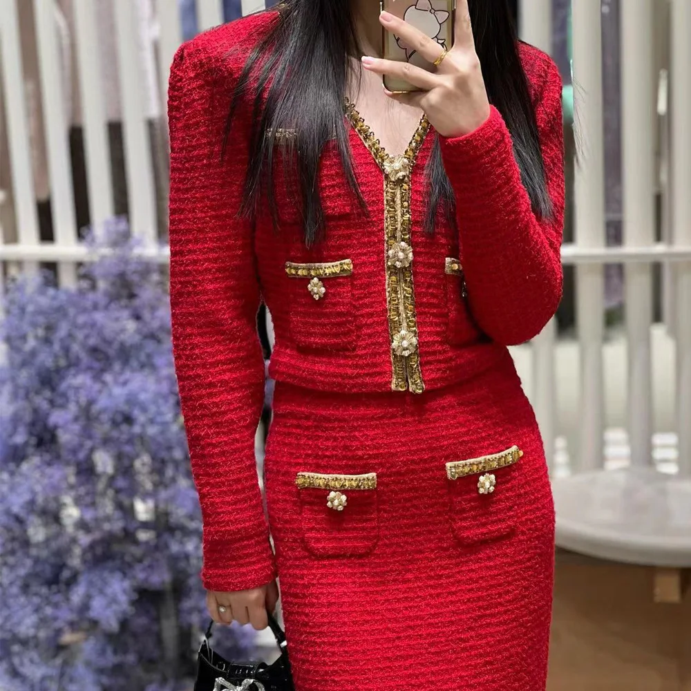 Women's red button two-piece suit with long-sleeved cardigan or slim-fitting pocket-decorated skirt
Women's red button two-piece suit with long-sleeved cardigan or slim-fitting pocket-decorated skirt