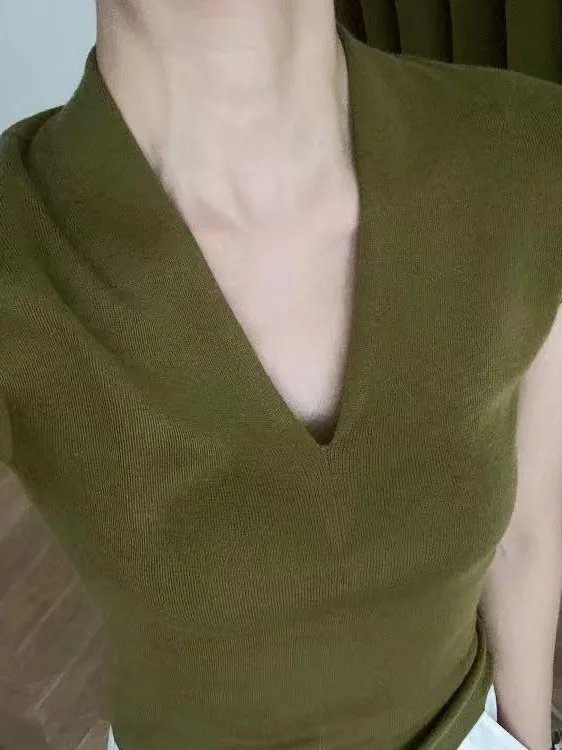 Retro Slim Fit V-Ne Sexy Knitted Vest Women's Lightweight Summer Outerwear High-End Feeling Top Ladies Faion Knitwear
Retro Slim Fit V-Ne Sexy Knitted Vest Women's Lightweight Summer Outerwear High-End Feeling Top Ladies Faion Knitwear