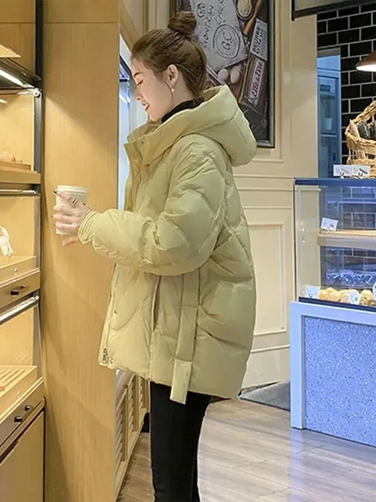 Женская утепленная хлопковая куртка средней длины, теплая и уютная, свободного кроя, на молнии, с капюшоном, с длинными рукавами, зимняя модная модель
Женская утепленная хлопковая куртка средней длины, теплая и уютная, свободного кроя, на молнии, с капюшоном, с длинными рукавами, зимняя модная модель