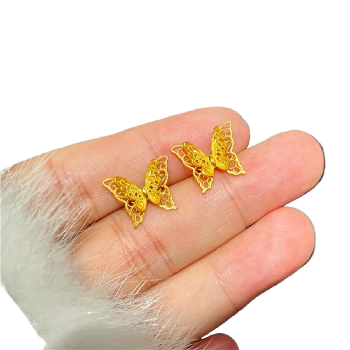 Filigree double-layer bow stud earrings light luxury high-end earrings gift for girlfriend
Filigree double-layer bow stud earrings light luxury high-end earrings gift for girlfriend