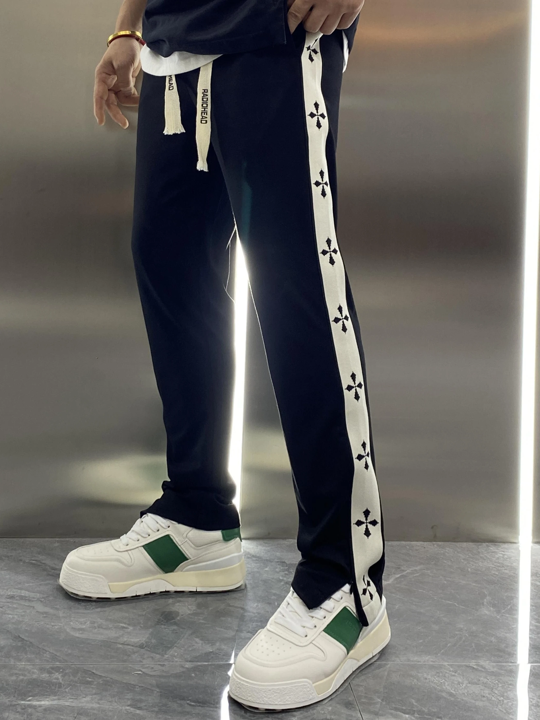 Новые мужские повседневные брюки на осень-зиму с декоративными полосками и молниями, свободные прямые спортивные брюки с комфортной посадкой
Новые мужские повседневные брюки на осень-зиму с декоративными полосками и молниями, свободные прямые спортивные брюки с комфортной посадкой