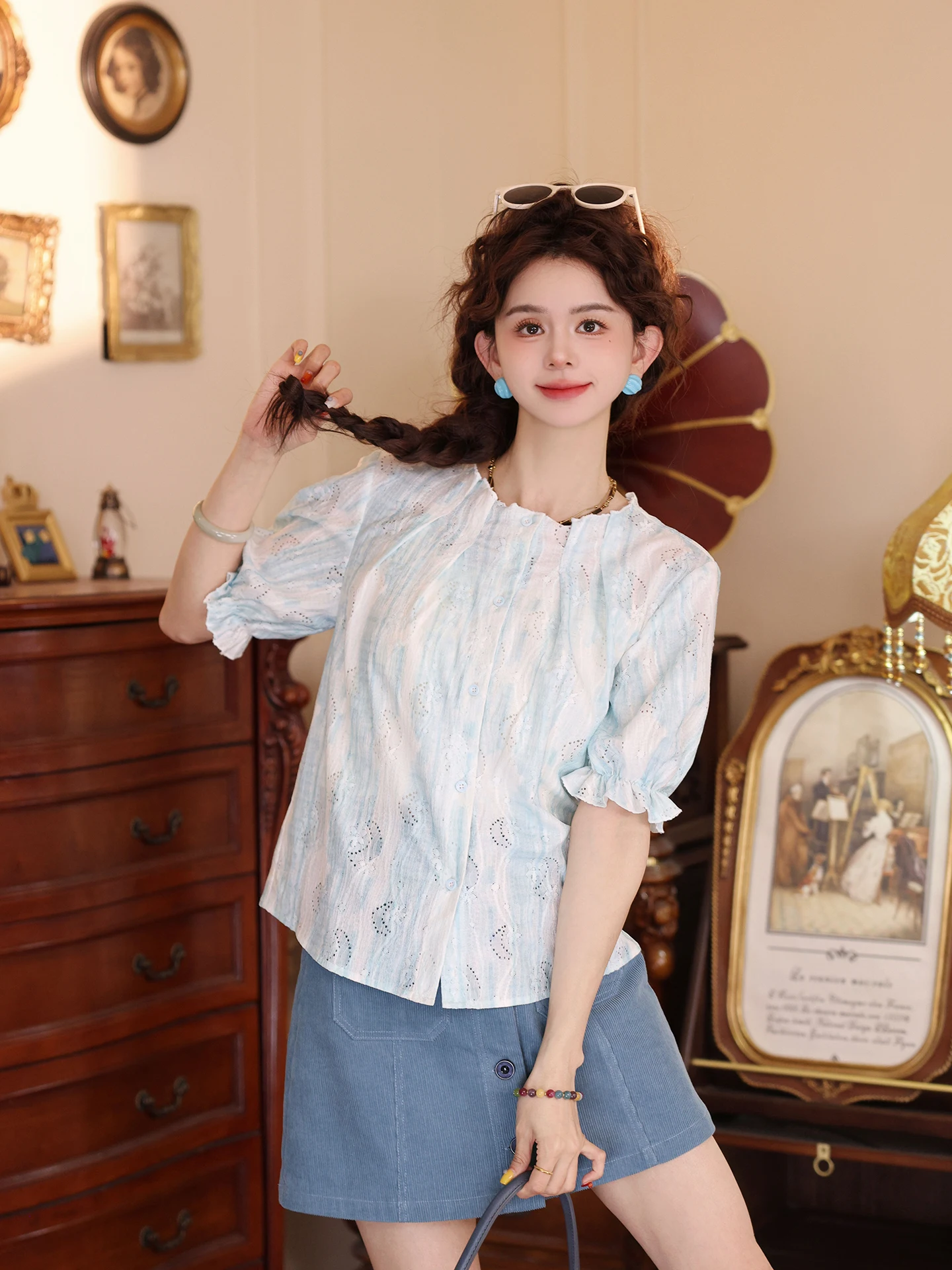 Женская повседневная летняя рубашка Tianqing Porcelain синего цвета с коротким рукавом, винтажный стиль Чэнь Цзяцзе, свободный крой, смесь хлопка и полиэстера
Женская повседневная летняя рубашка Tianqing Porcelain синего цвета с коротким рукавом, винтажный стиль Чэнь Цзяцзе, свободный крой, смесь хлопка и полиэстера
