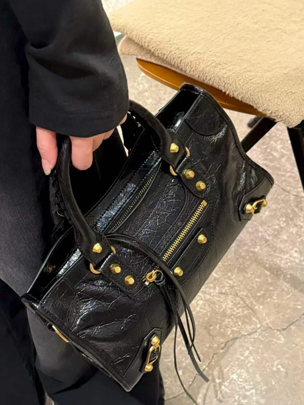2026 Luxury Design Le City Rivet Motorcycle Bag Leather Leather Leather Handheld Women's Bag Trendy Fashion Single Shoulder Diag
2026 Luxury Design Le City Rivet Motorcycle Bag Leather Leather Leather Handheld Women's Bag Trendy Fashion Single Shoulder Diag