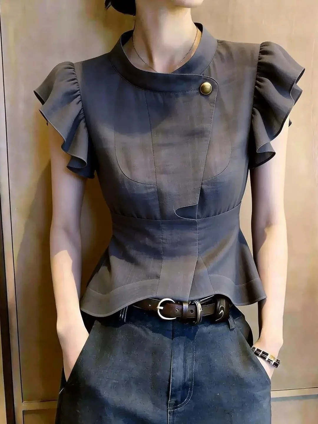 Business Commute Versatile Shirt Slim Fit Waist Cinched Design Summer 2026 Korean Style Silk Women's Top Elegant Fashion
Business Commute Versatile Shirt Slim Fit Waist Cinched Design Summer 2026 Korean Style Silk Women's Top Elegant Fashion