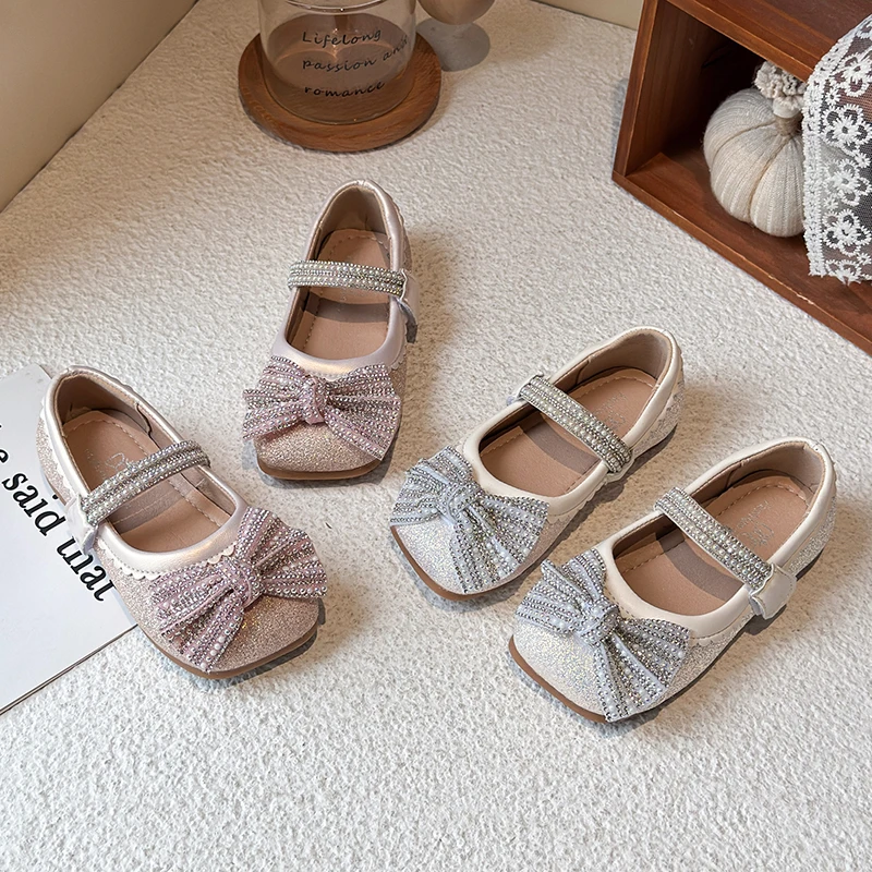 Kids Sequins Dress Shoes Spring Autumn Baby Glitter Girls Leather Shoes with Bow Causal Children Dress Flat Shoes Wedding Party
Kids Sequins Dress Shoes Spring Autumn Baby Glitter Girls Leather Shoes with Bow Causal Children Dress Flat Shoes Wedding Party