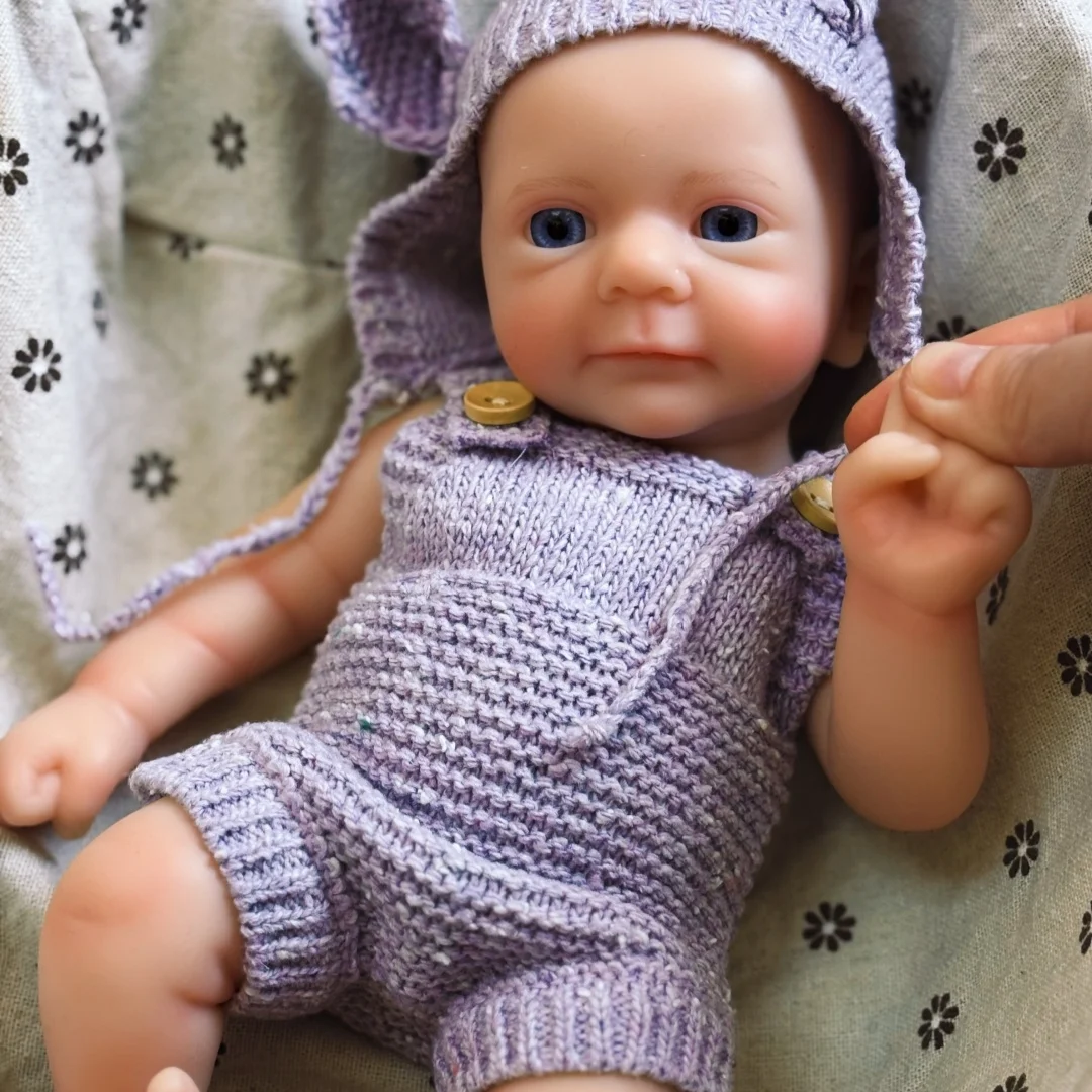 Кукла-реборн Felica 33 см с открытым ртом, из силикона, для девочек, с окрашенной кожей, моющимся телом, мягкая на ощупь, реалистичная, как новорожденный малыш
Кукла-реборн Felica 33 см с открытым ртом, из силикона, для девочек, с окрашенной кожей, моющимся телом, мягкая на ощупь, реалистичная, как новорожденный малыш