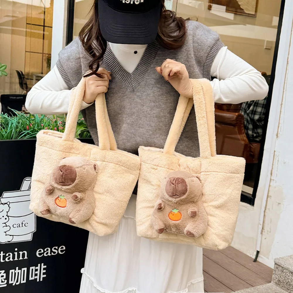 Kawaii мультяшная кукла Капибара, сумка в корейском стиле, плюшевая большая сумка с магнитной пряжкой, пушистая мягкая сумка на плечо для женщин
Kawaii мультяшная кукла Капибара, сумка в корейском стиле, плюшевая большая сумка с магнитной пряжкой, пушистая мягкая сумка на плечо для женщин
