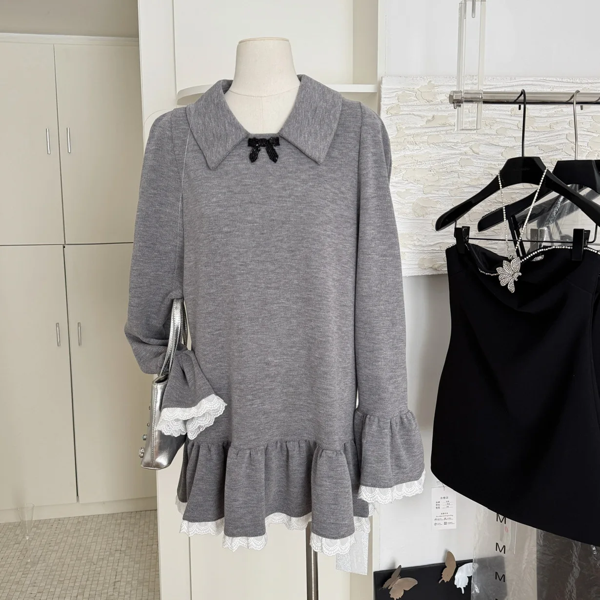 Loose and loose flange dress in spring and autumn new design feels loose long sleeves mid-length style
Loose and loose flange dress in spring and autumn new design feels loose long sleeves mid-length style