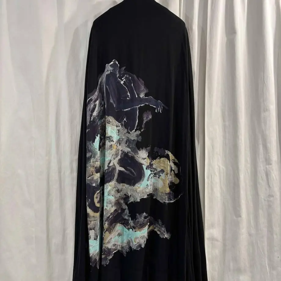 ТОП-ЯМАМОТО ® Тренч темного стиля с капюшоном и асимметричным принтом в стиле накидки свободного дизайна
ТОП-ЯМАМОТО ® Тренч темного стиля с капюшоном и асимметричным принтом в стиле накидки свободного дизайна