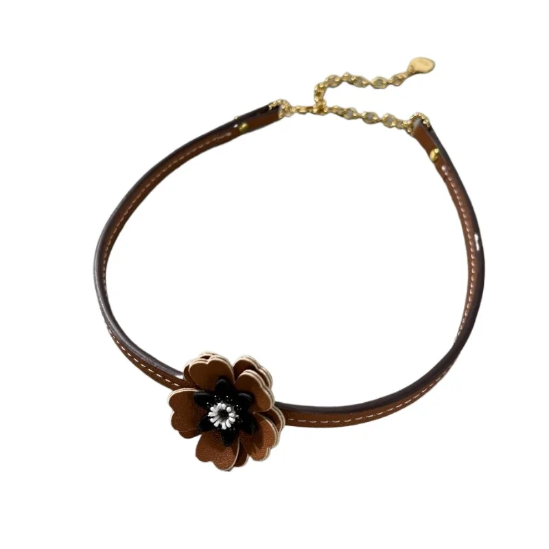 Кожаный воротник с цветком ромашки, осеннее и зимнее легкое ожерелье премиум-класса с роскошным дизайном
Кожаный воротник с цветком ромашки, осеннее и зимнее легкое ожерелье премиум-класса с роскошным дизайном