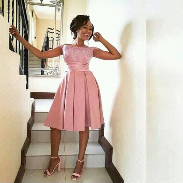 Pretty Knee Length Appliqued Lace African Plus Size Bride Wedding Satin Short Bridesmaid Dresses
Pretty Knee Length Appliqued Lace African Plus Size Bride Wedding Satin Short Bridesmaid Dresses