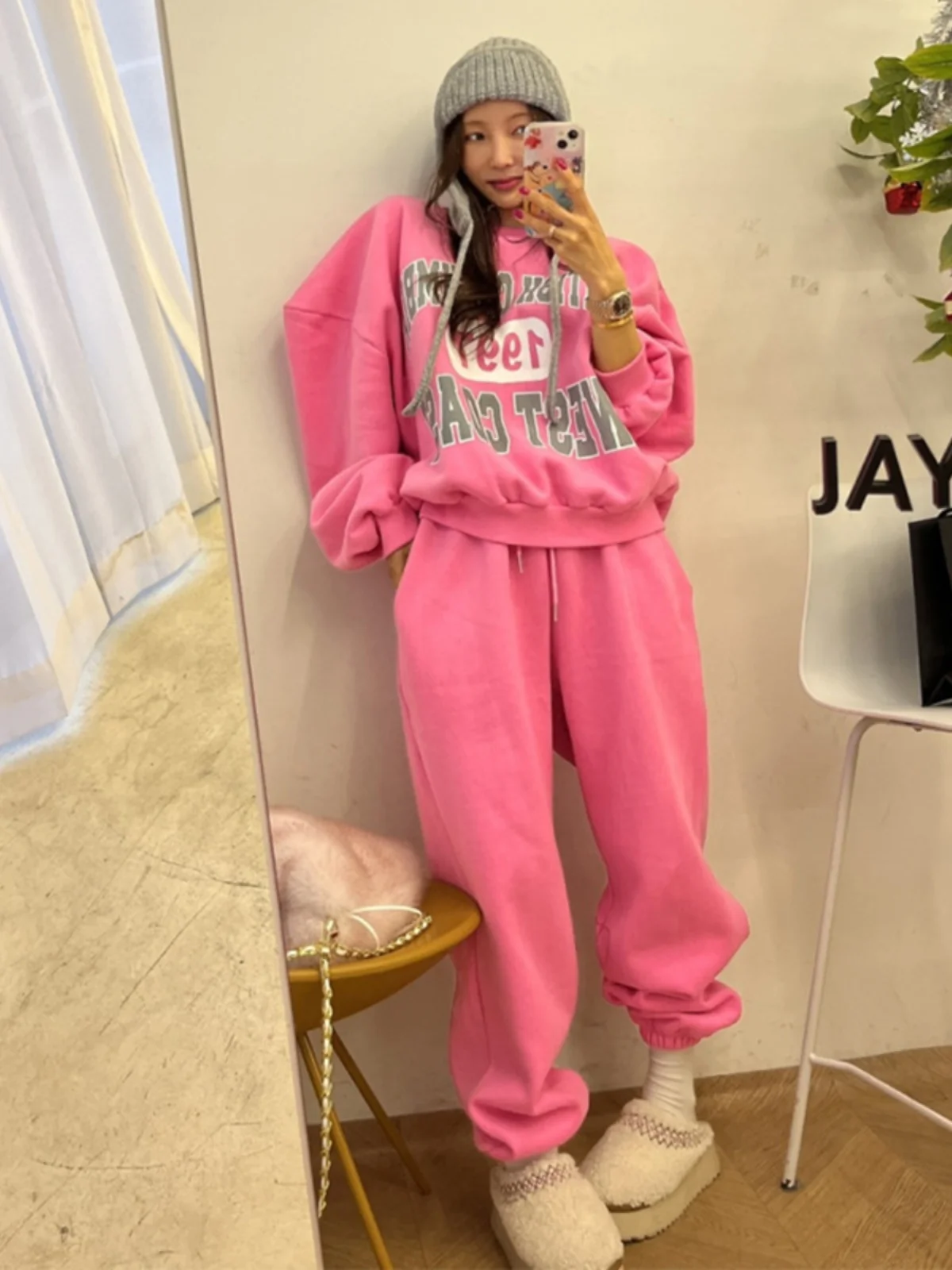 Thickened Fleece Casual Sportswear Set for Women Winter Small Size Letter Print Loose Sweatshirt High Waist Sweatpants
Thickened Fleece Casual Sportswear Set for Women Winter Small Size Letter Print Loose Sweatshirt High Waist Sweatpants