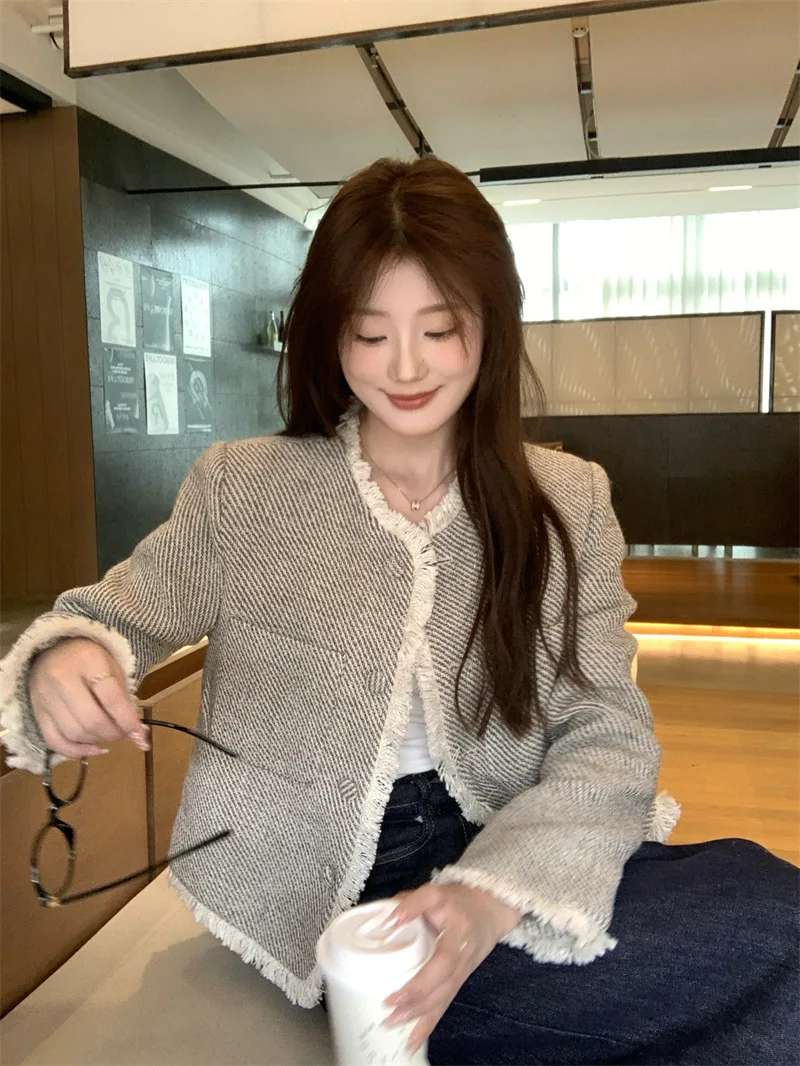 Женский твидовый жакет белого цвета, зимний, утепленный, с длинными рукавами, винтажный силуэт, с вышивкой, отложным воротником, простой, женственный, на каждый день
Женский твидовый жакет белого цвета, зимний, утепленный, с длинными рукавами, винтажный силуэт, с вышивкой, отложным воротником, простой, женственный, на каждый день