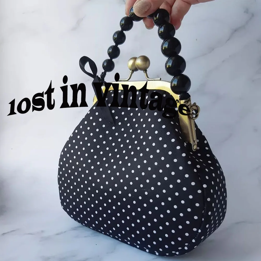 Lost In Vintage 20x20x7cm Classic Coin Card Purse with Black Fabric and White Polka Dots Evening Clutch with Jade Chain Bags
Lost In Vintage 20x20x7cm Classic Coin Card Purse with Black Fabric and White Polka Dots Evening Clutch with Jade Chain Bags