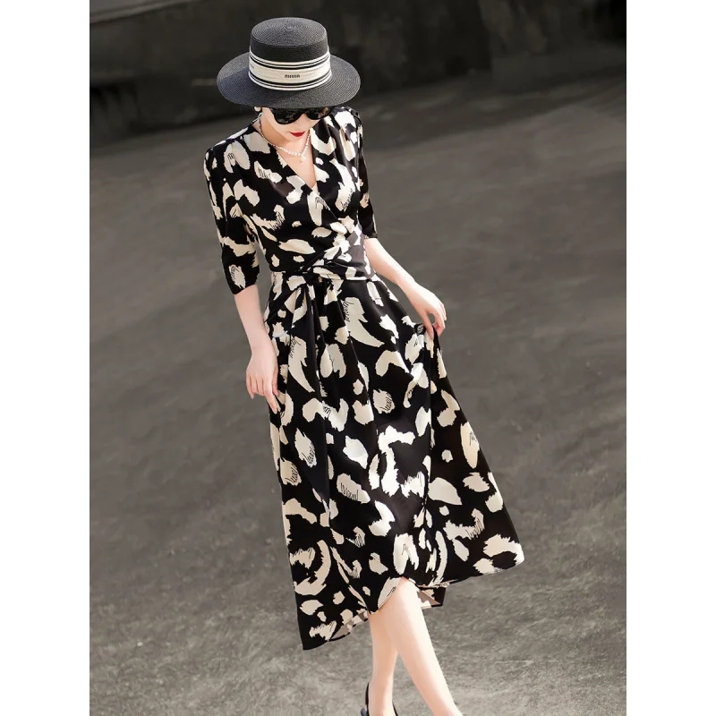 MEXCOCO 2026New summer style with elegant temperament and three-quarter sleevesVPrinted Collar Dress
MEXCOCO 2026New summer style with elegant temperament and three-quarter sleevesVPrinted Collar Dress