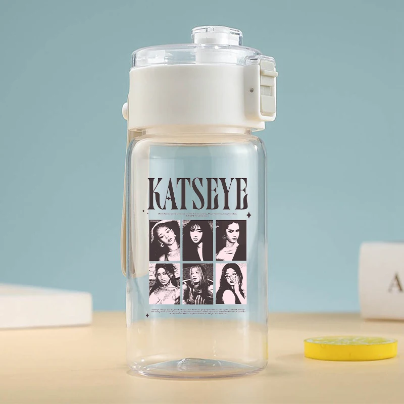 Fashion K POP K-KATSEYE Plastic Water Cup Exquisite Printed Portable Kettle Black White Lightweight Girls Birthday Party Gifts
Fashion K POP K-KATSEYE Plastic Water Cup Exquisite Printed Portable Kettle Black White Lightweight Girls Birthday Party Gifts