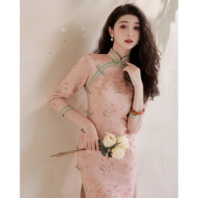 Autumn Chinese Traditional Women Qipao Dress Pink Floral Print Stand Up Collar Modern Cheongsam Elegant Women Evening Dresses
Autumn Chinese Traditional Women Qipao Dress Pink Floral Print Stand Up Collar Modern Cheongsam Elegant Women Evening Dresses