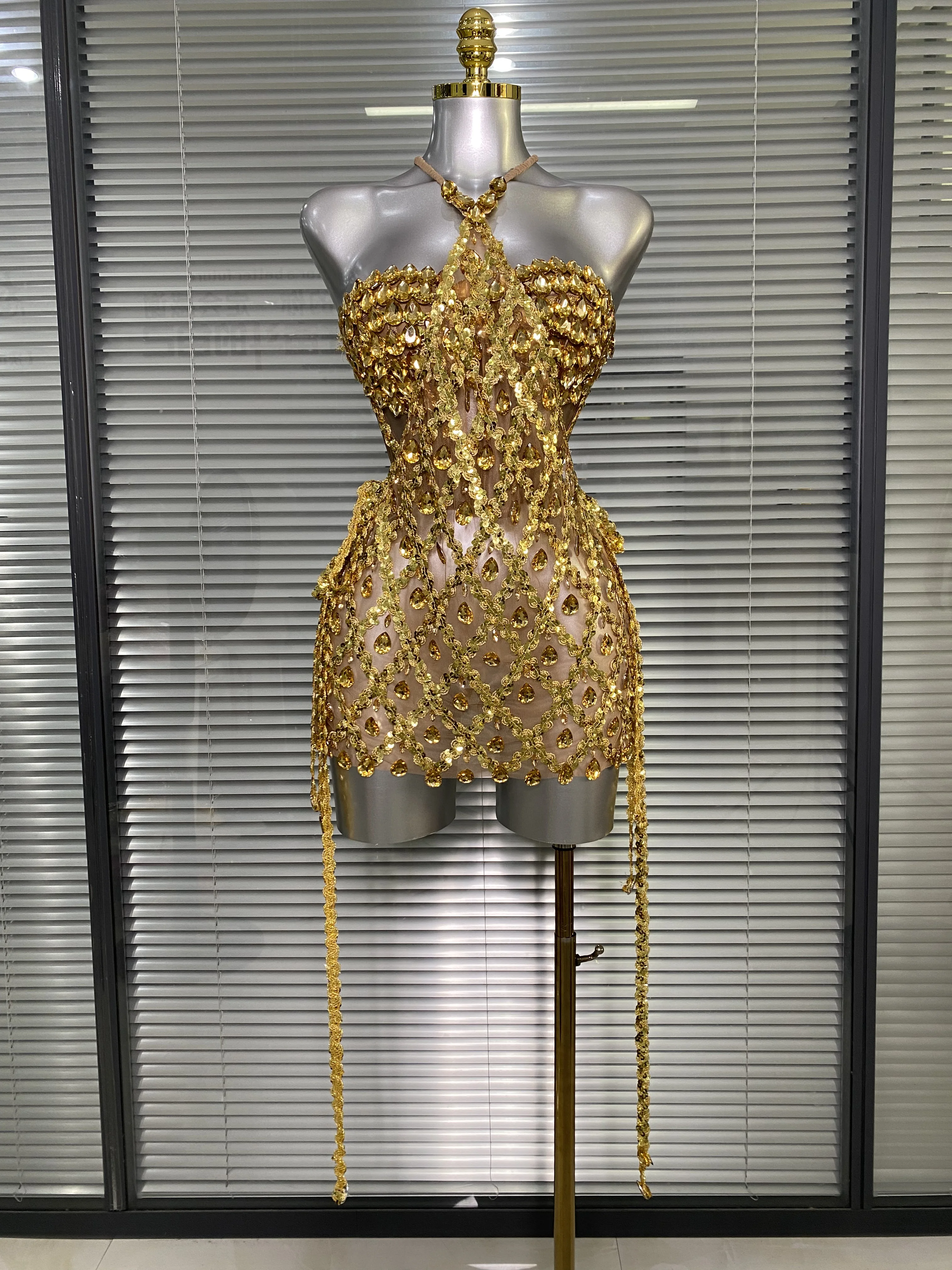 Women Sexy See Through Mesh Gold Pink Costume Stage Dancer Singer Night Club Celebrity 2 Pieces Set Mini Party Dress
Women Sexy See Through Mesh Gold Pink Costume Stage Dancer Singer Night Club Celebrity 2 Pieces Set Mini Party Dress