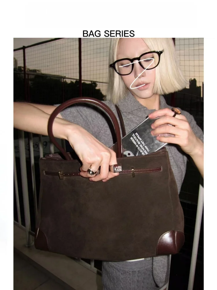 Briti Sle большая сумка через плечо Capaci для документов, винтажная ретро новая модель Rose Live2026, универсальная кожаная сумка
Briti Sle большая сумка через плечо Capaci для документов, винтажная ретро новая модель Rose Live2026, универсальная кожаная сумка