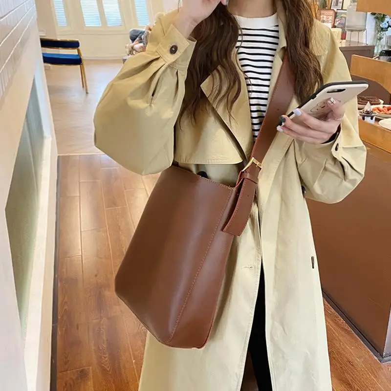 Women Bag 2024 New Tote Bucket Bag Wide Shoulder Strap Fashion Versatile Crossbody Handheld Crossbody Solid Color Casual Bag
Women Bag 2024 New Tote Bucket Bag Wide Shoulder Strap Fashion Versatile Crossbody Handheld Crossbody Solid Color Casual Bag