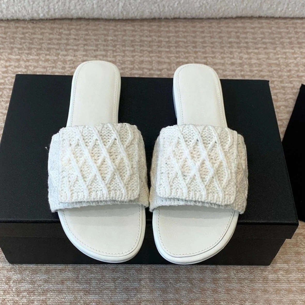 2026 Hot New Designer Woven Leather Sandals Flat Single-strap Slides Fashionable Luxury Casual Slippers High-quality Women's Sandals Fast Free Delivery Size: 35-43
2026 Hot New Designer Woven Leather Sandals Flat Single-strap Slides Fashionable Luxury Casual Slippers High-quality Women's Sandals Fast Free Delivery Size: 35-43