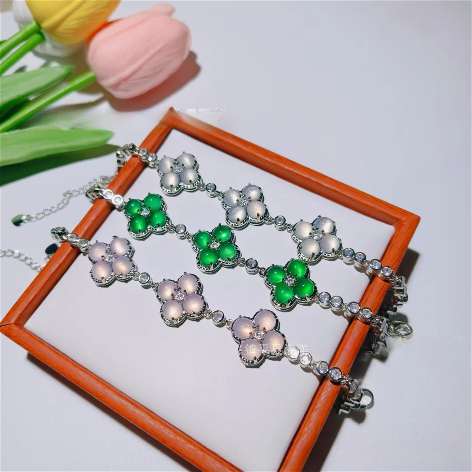 Natural ice chalcedony egg surface four-leaf clover bracelet silver-plated agate jade exquisite bracelet
Natural ice chalcedony egg surface four-leaf clover bracelet silver-plated agate jade exquisite bracelet