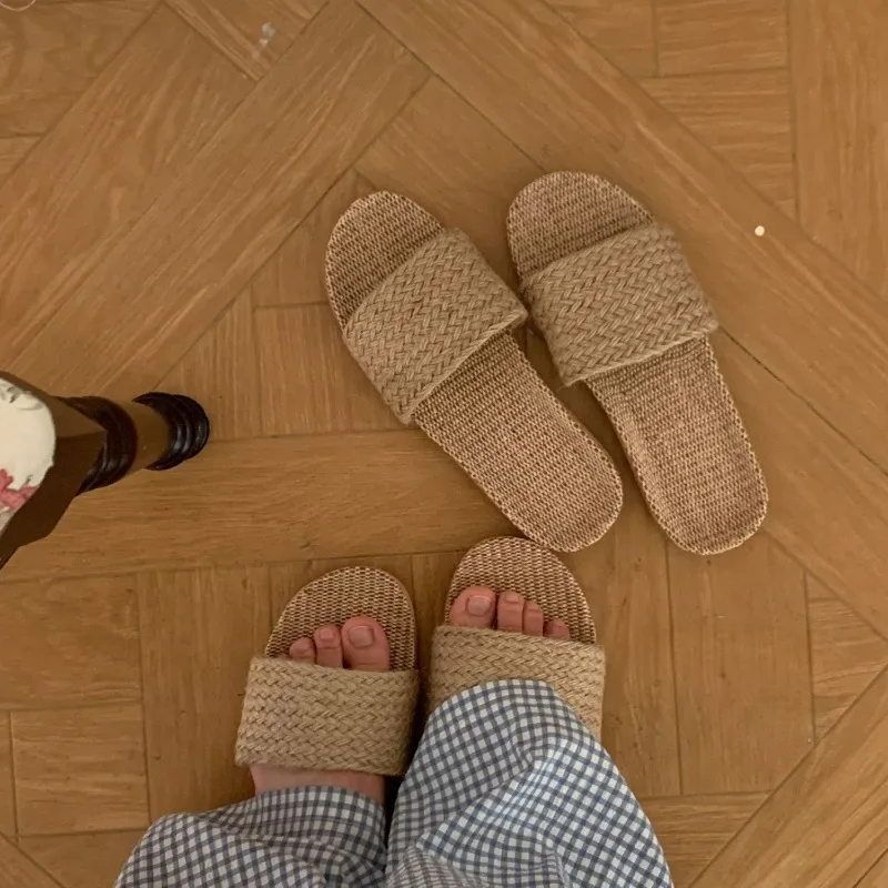 Summer Linen Woven Slippers Unisex Couples Indoor Sandals Breathable Non-Slip Sweat Absorbent Floor Flax Shoes
Summer Linen Woven Slippers Unisex Couples Indoor Sandals Breathable Non-Slip Sweat Absorbent Floor Flax Shoes