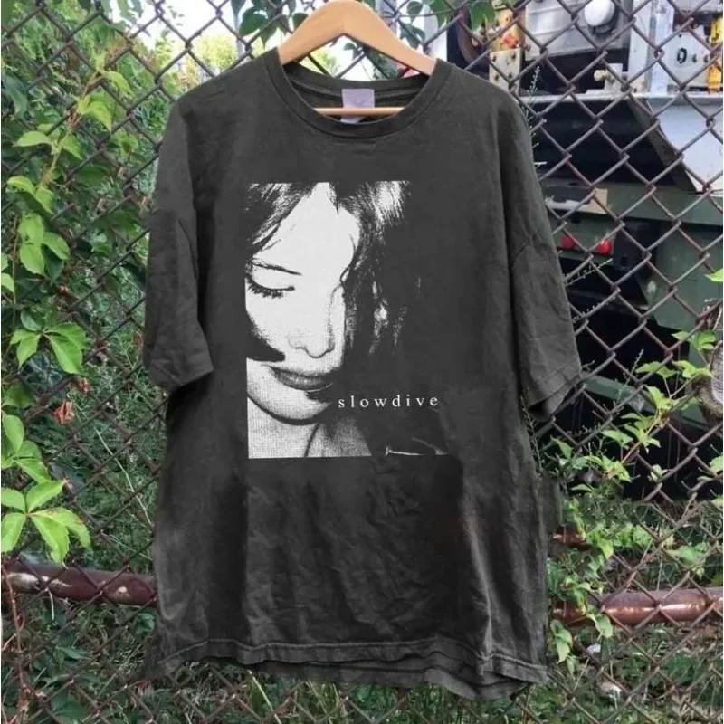 Футболка в стиле ретро Slowdive Band, женская футболка с принтом, летняя новая модель, повседневная и модная футболка унисекс
Футболка в стиле ретро Slowdive Band, женская футболка с принтом, летняя новая модель, повседневная и модная футболка унисекс