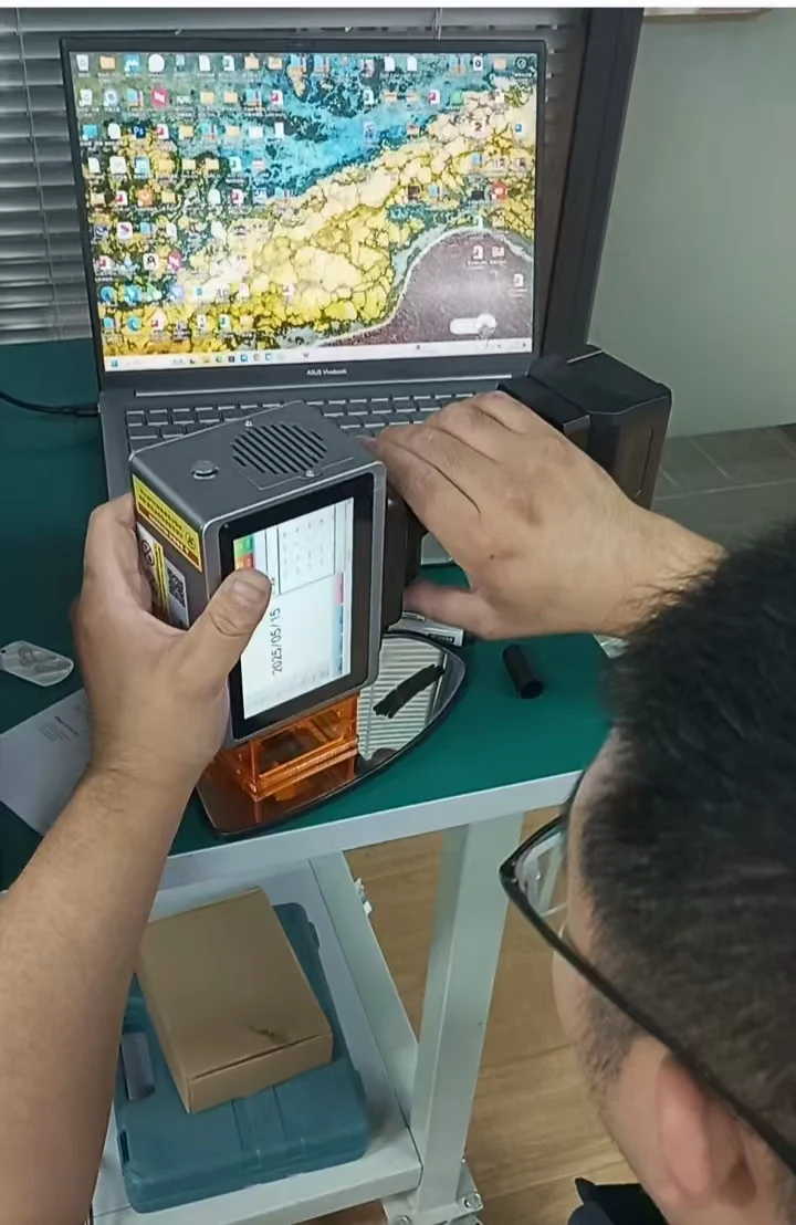 Portable MINI handheld laser marking machine for glass metal plastic leather wood logo marker 
Portable MINI handheld laser marking machine for glass metal plastic leather wood logo marker